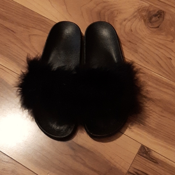 Nova slippers.      Smoke free home - Picture 2 of 3